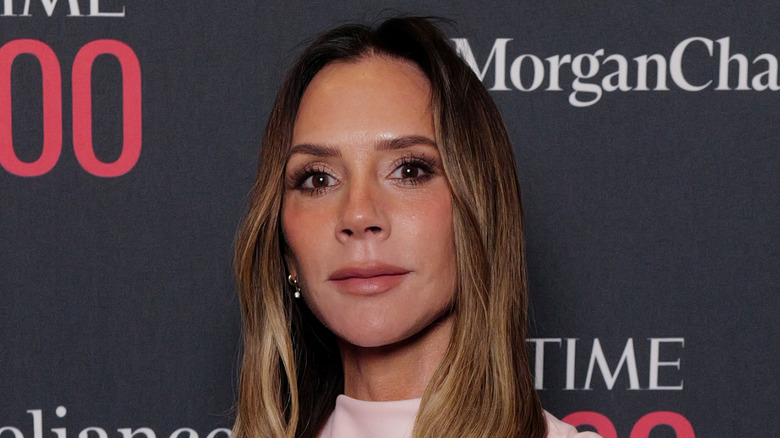 Victoria Beckham lyser för kameran vid ett stjärnevenemang 2026