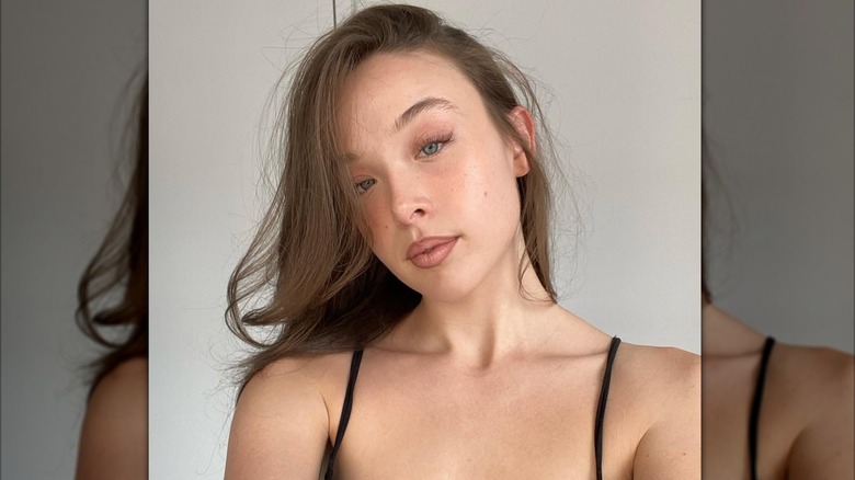 Ella Beatty tar en selfie, iklädd en svart topp med minimalt med smink