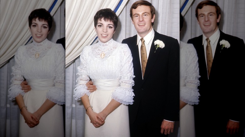 Liza Minnelli klädd i en vit spetsklänning poserar bredvid sin man Peter Allen i kostym.
