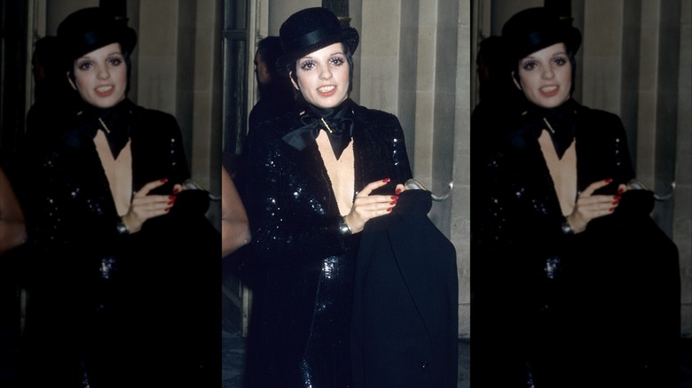 Liza Minnelli klädd i en glittrande helsvart outfit med en svart bowlerhatt.