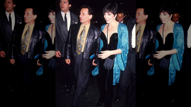Liz Minnelli på bilden med Joe Pesci klädd i en blå gnistrande topp över en svart klänning.