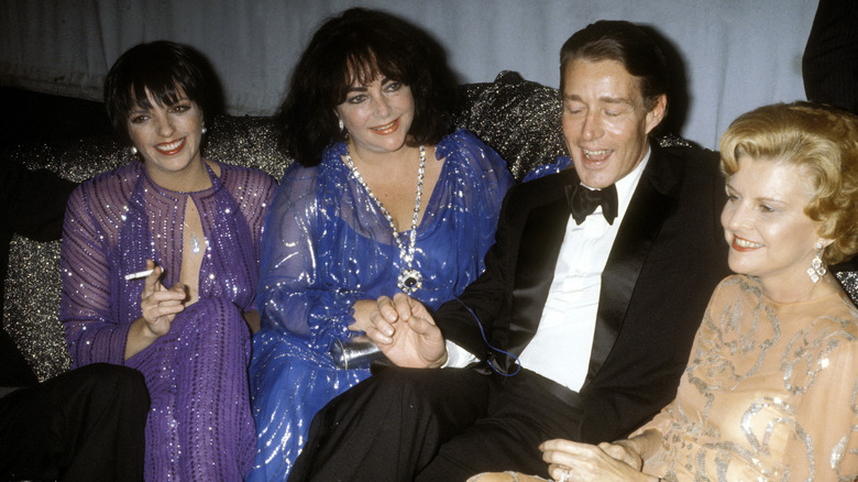 Foto på Elizabeth Taylor, Liza Minnelli, Halston, Betty Ford som sitter tillsammans i Studio 54 1977.