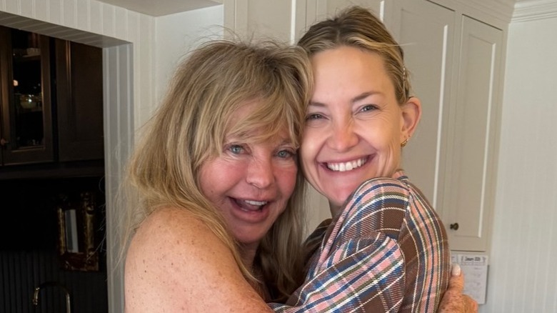 Goldie Hawn och Kate Hudson kramas och ler på ett uppriktigt foto.