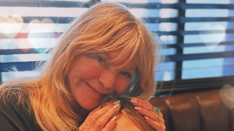 Goldie Hawn poserar med händerna på sitt barnbarns huvud på ett uppriktigt foto.