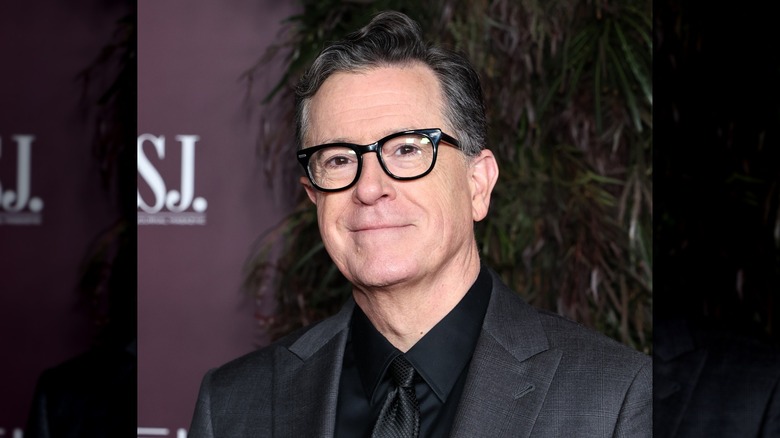 Stephen Colbert poserar på ett kändisevenemang