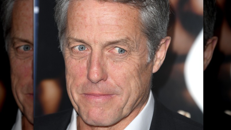 Hugh Grant på ett kändisevenemang i Kalifornien