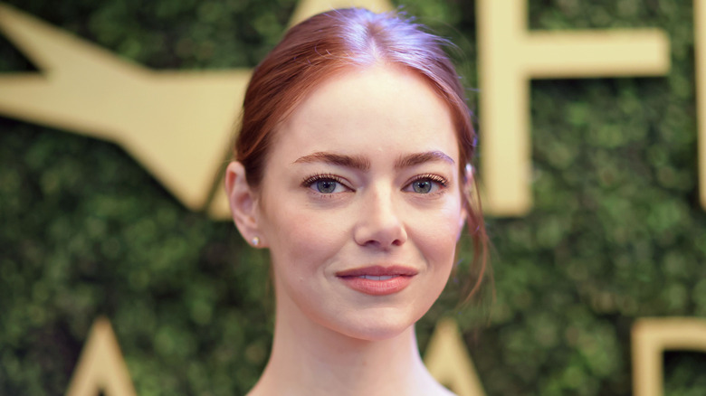 Emma Stone på ett kändisevenemang på västkusten
