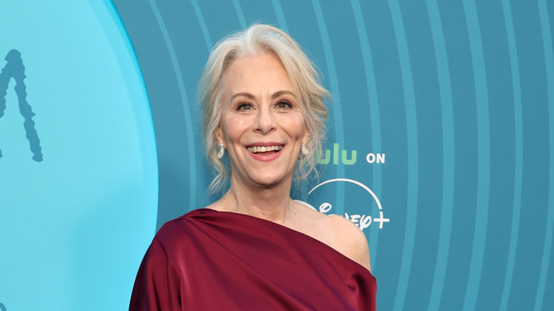 Jane Kaczmarek poserar på ett foto med sitt gråa hår stylat vid ﻿"Malcolm In The Middle: Livet är fortfarande orättvist" Premiär i New York 2026