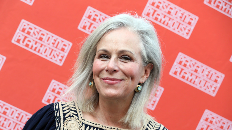﻿Jane Kaczmarek med axellångt grått hår fotograferad på Padadena ﻿Playhouse Celebrity Game Night 2019
