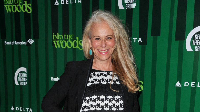 Jane Kaczmarek iklädd en svart kavaj och klänning med ljust hår på öppningskvällen för Fiasco Theatres uppsättning av "Into The Woods" under 2017