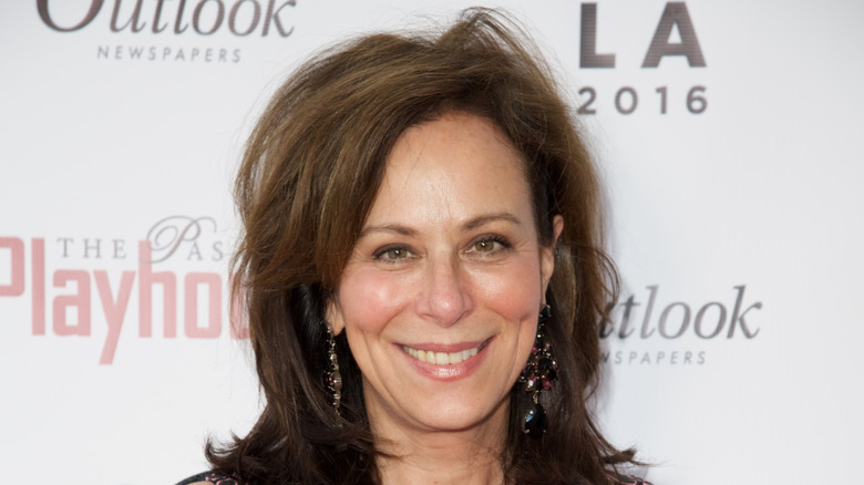 Jane Kaczmarek med lätt blekande brunett hår fotograferad leende på The Pasadena Playhouse Gala 2016