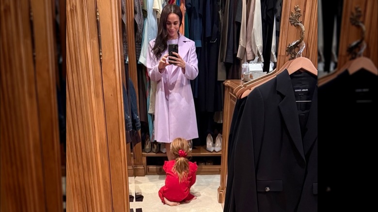 Meghan Markle och Lilibet i hennes garderob.