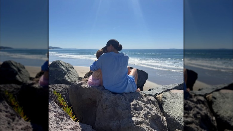 Meghan Markle och Lilibet på stranden.