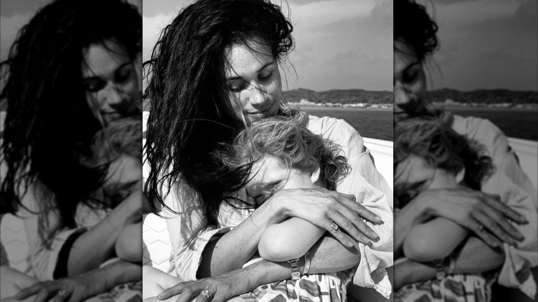 Meghan Markle kramar Lilibet på stranden.