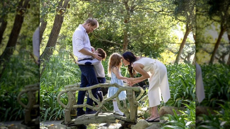 Ett foto av Meghan Markle, prins Harry, Lilibet och Archie.