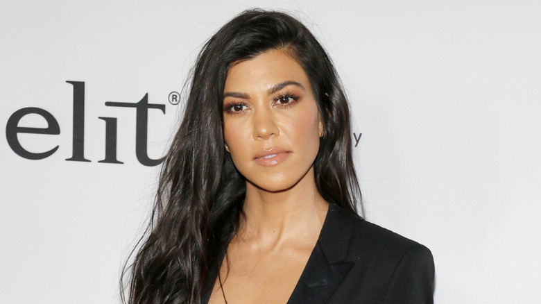 Kourtney Kardashian Barker fotograferad vid ett evenemang på röda mattan klädd i svart.