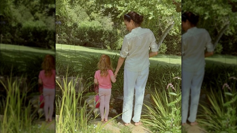 Meghan Markle utanför med Lilibet.