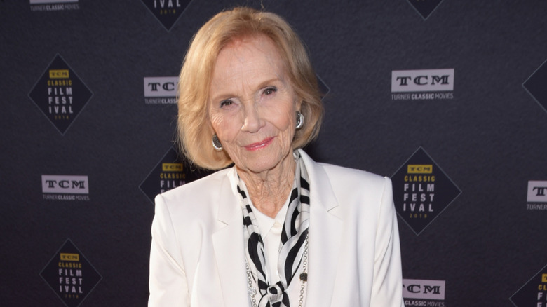 Eva Marie Saint poserar i en vit kavaj