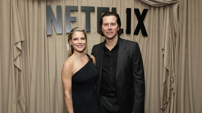 Ali Larter och Hayes MacArthur klädde sig i en svart klänning och kostym på Netflix-evenemanget.