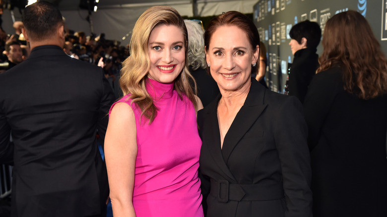 Zoe Perry (L) och Laurie Metcalf vid The 24th Annual Critics' Choice Awards på Barker Hangar den 13 januari 2019 i Santa Monica, Kalifornien