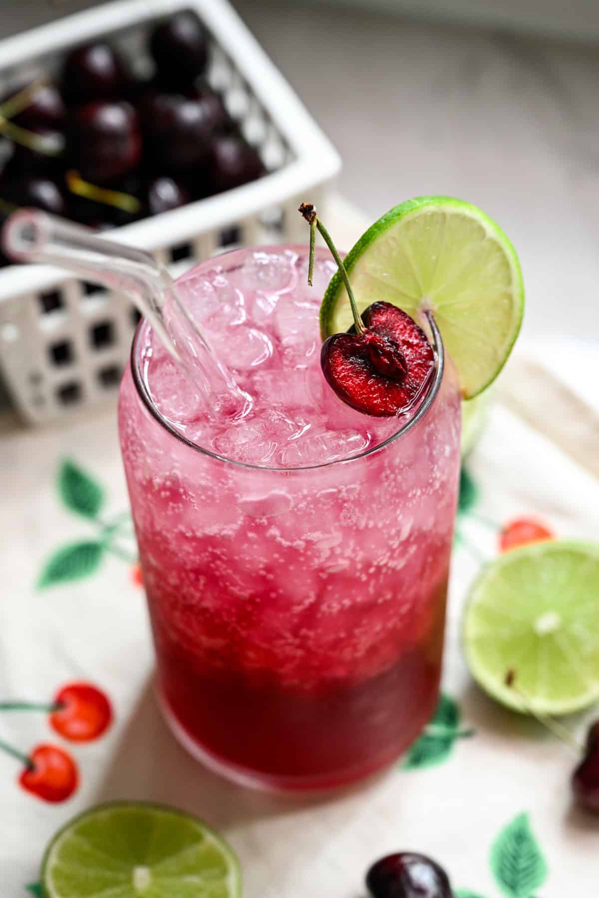 Ovanifrån av cherry lime soda i ett glas med is.