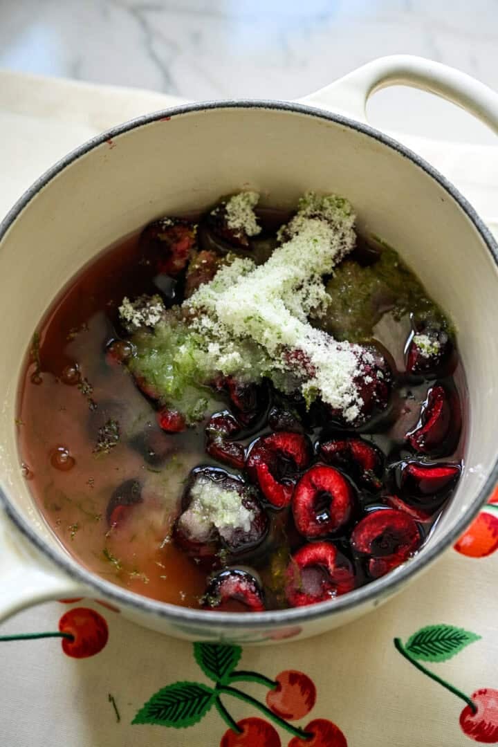 Ovanifrån av körsbärslimeadingredienser i en kruka.