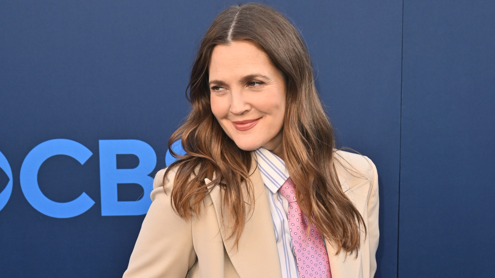 Drew Barrymore växte upp utan gränser och det satte tonen för hennes föräldraskap idag