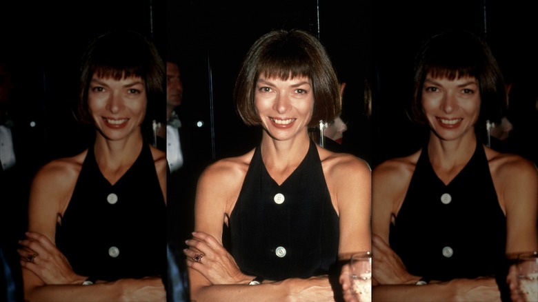 Anna Wintour ler med mörkbrunt hår
