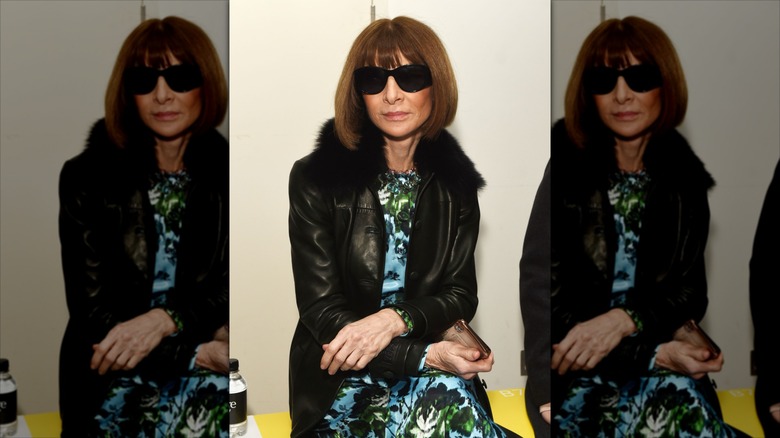 Anna Wintour poserar med brunt hår iklädd solglasögon och skinnjacka