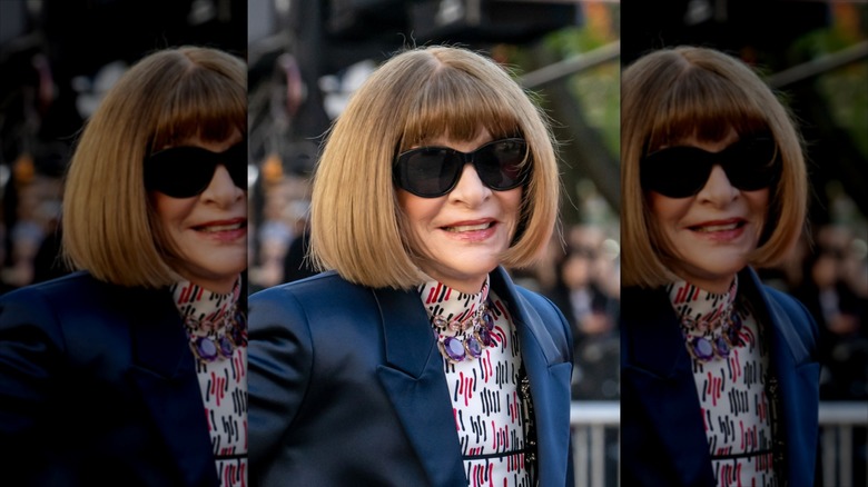 Anna Wintour ler med honungsblont hår och bär solglasögon