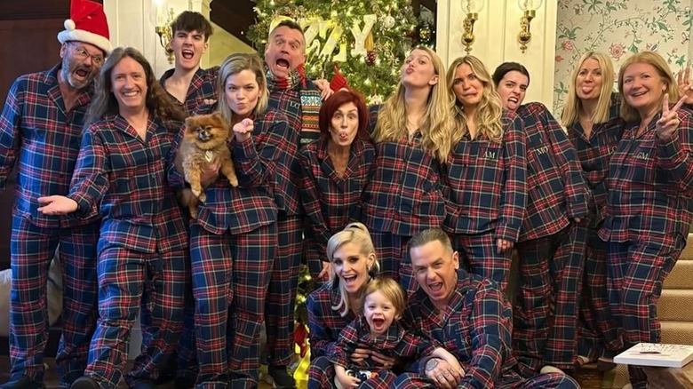 Sharon Osbourne poserar med den utökade familjen, inklusive Kelly Osbourne och Sidney Osbourne