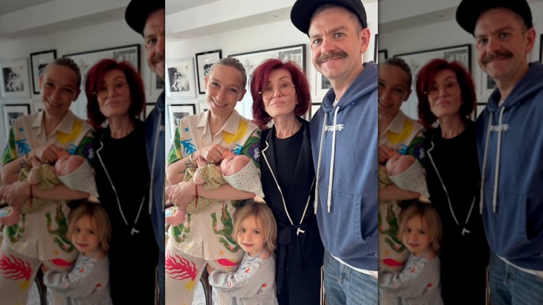 Sharon Osbourne poserar med Jack Osbourne, Aree Osbourne, baby Ozzy Osbourne och Maple Osbourne