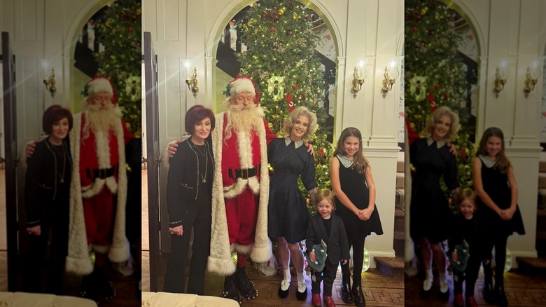 Kelly Osbourne poserar med tomten, hennes son Sidney och Sharon Osbourne