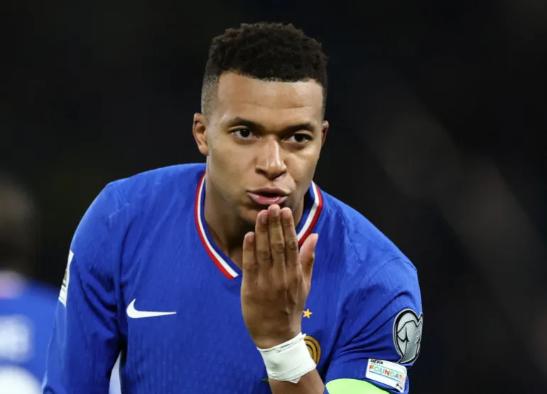 Mbappe kysser hans hand för att fira
