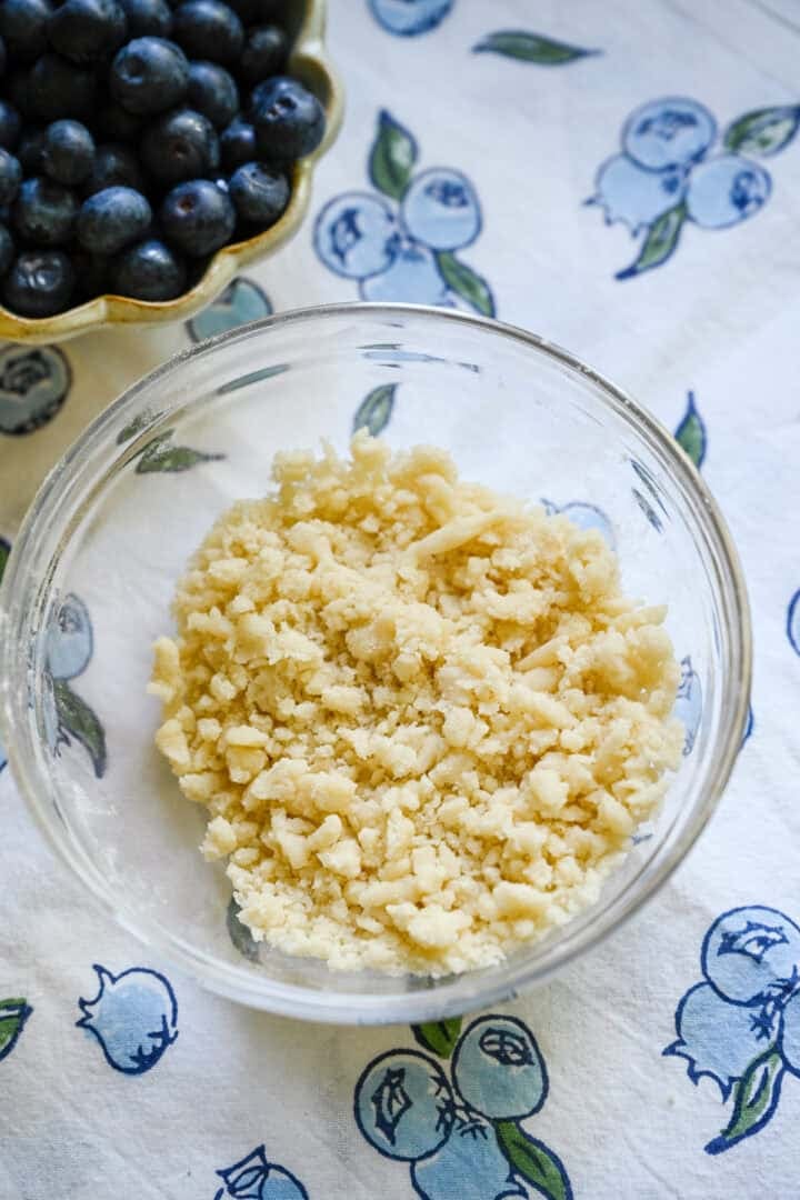 Streusel topping i en liten skål.