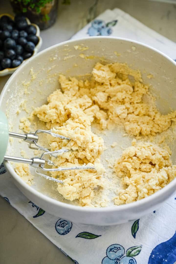 Smör och socker efter att ha tillsatt de torra ingredienserna.