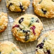 Ovanifrån av muffinstoppen på ett kylställ.