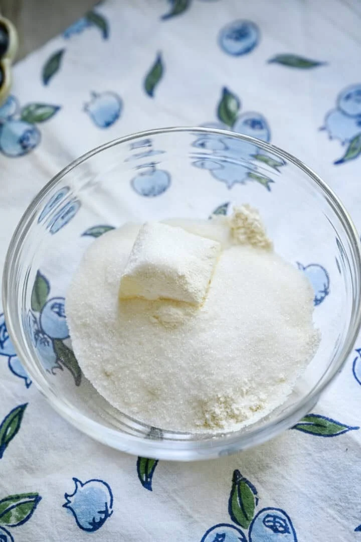 Ovanifrån av streuselingredienser i en liten glasskål.