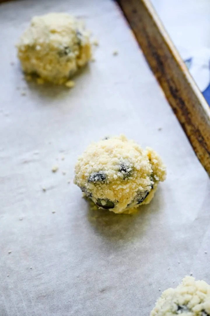 Ovanifrån av degbollen före bakning.