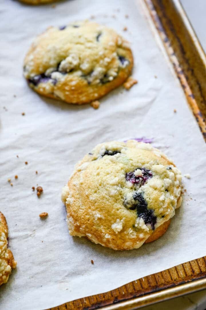 Ovanifrån av muffins på en bakplåtspappersklädd plåt.