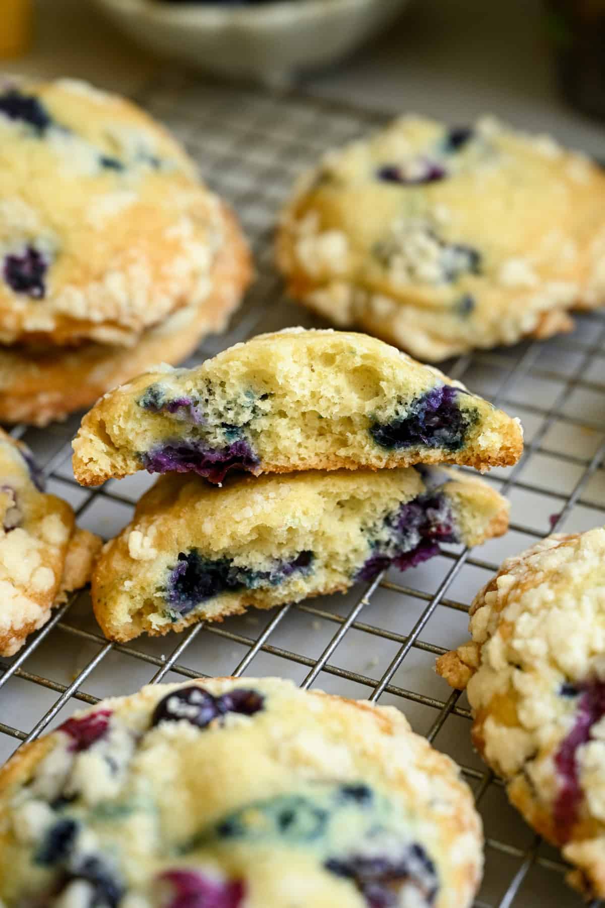Framifrån av muffinstoppen bruten på mitten.