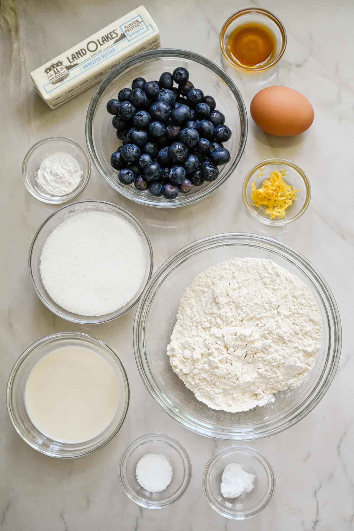 Ovanifrån av muffins ingredienser.