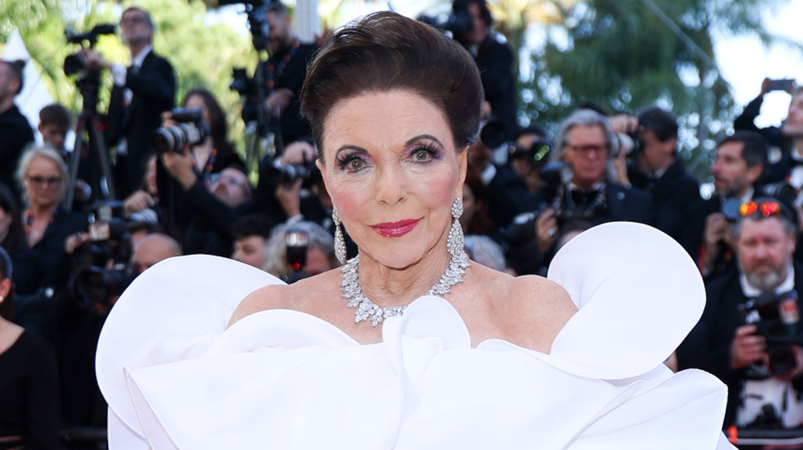 Joan Collins krediterar hennes fantastiska utseende på 90-talet till en enkel livsfilosofi
