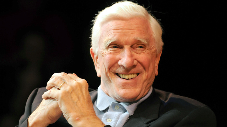 Leslie Nielsen ler