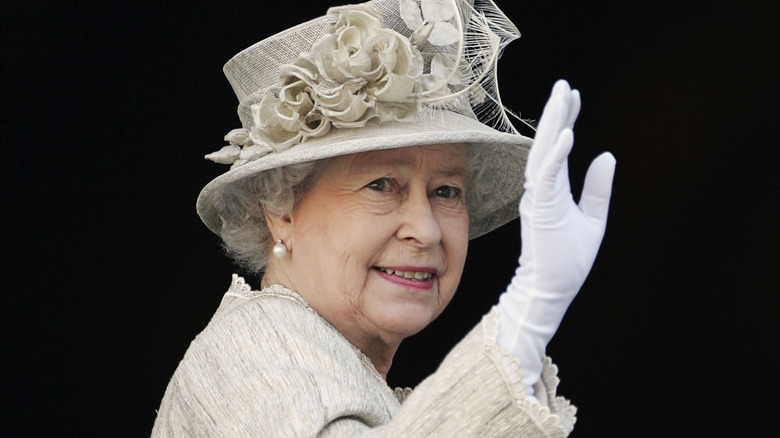 Drottning Elizabeth II vinkar
