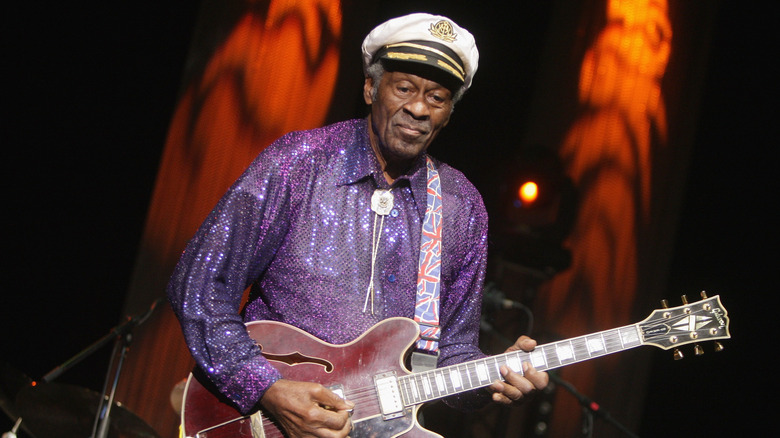 Chuck Berry spelar gitarr