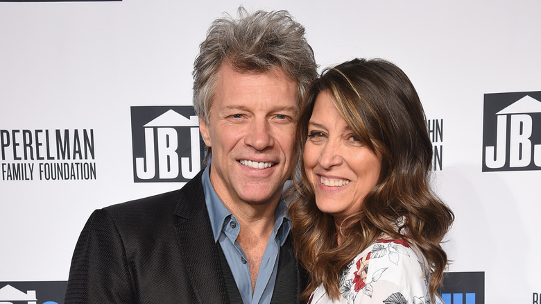 Jon Bon Jovi poserar med sin fru Dorothea Hurley vid ett evenemang på röda mattan.