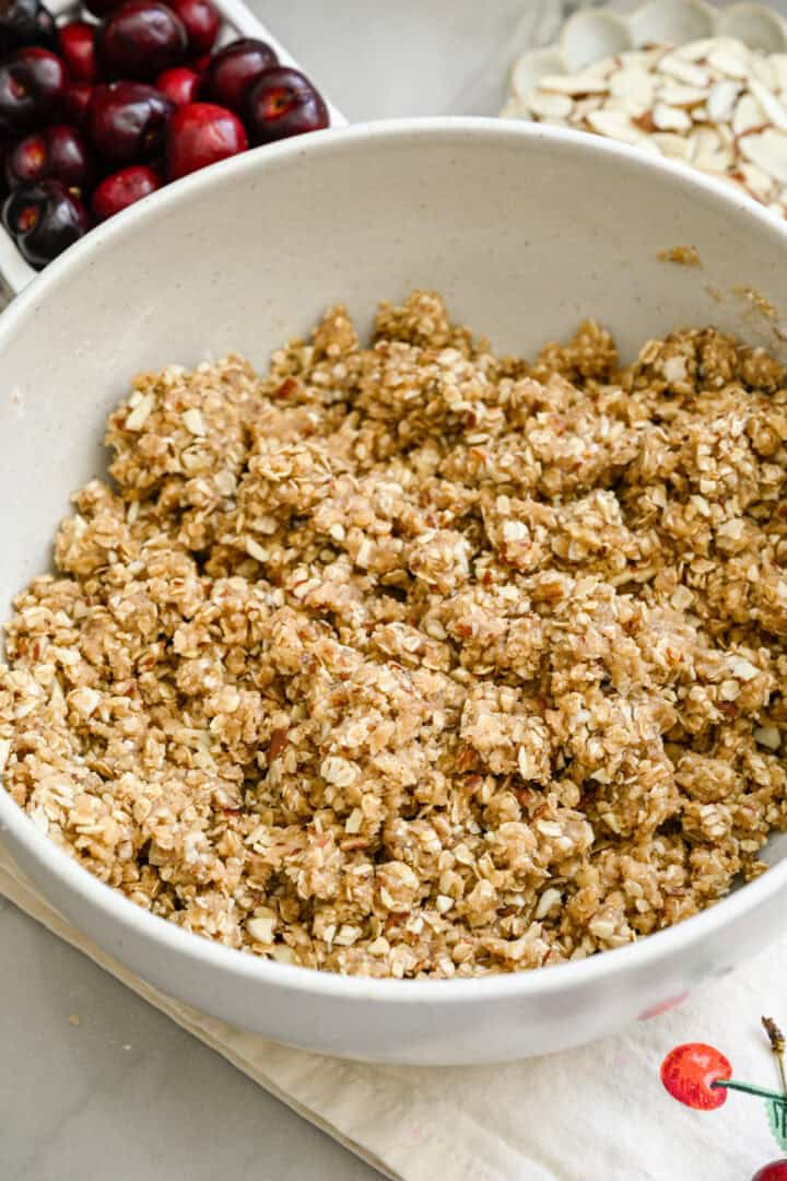 cherry pie bar crust/toppning blandat i en skål.