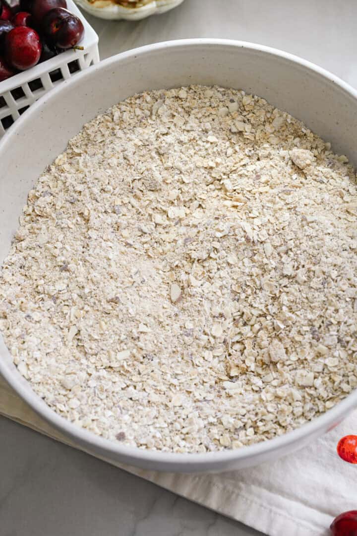 torra ingredienser för smula topping blandas ihop i en skål.