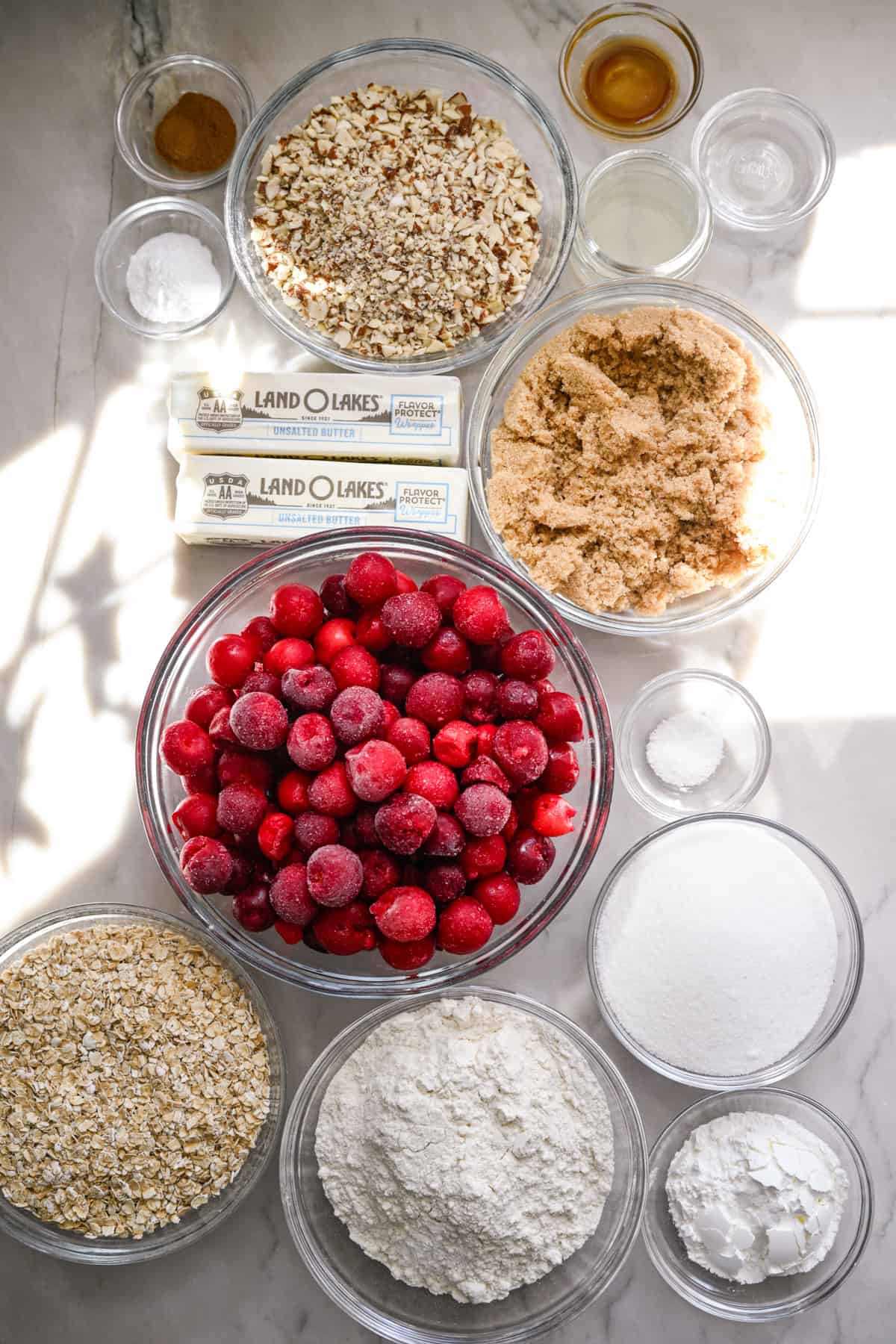 Ovanifrån av ingredienser för körsbärspajbarer.